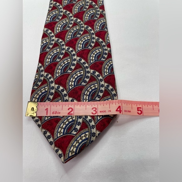 Metropolitan Museum of Art Tie 100% Silk Geometric Red 60” x 4” - Picture 7 of 8